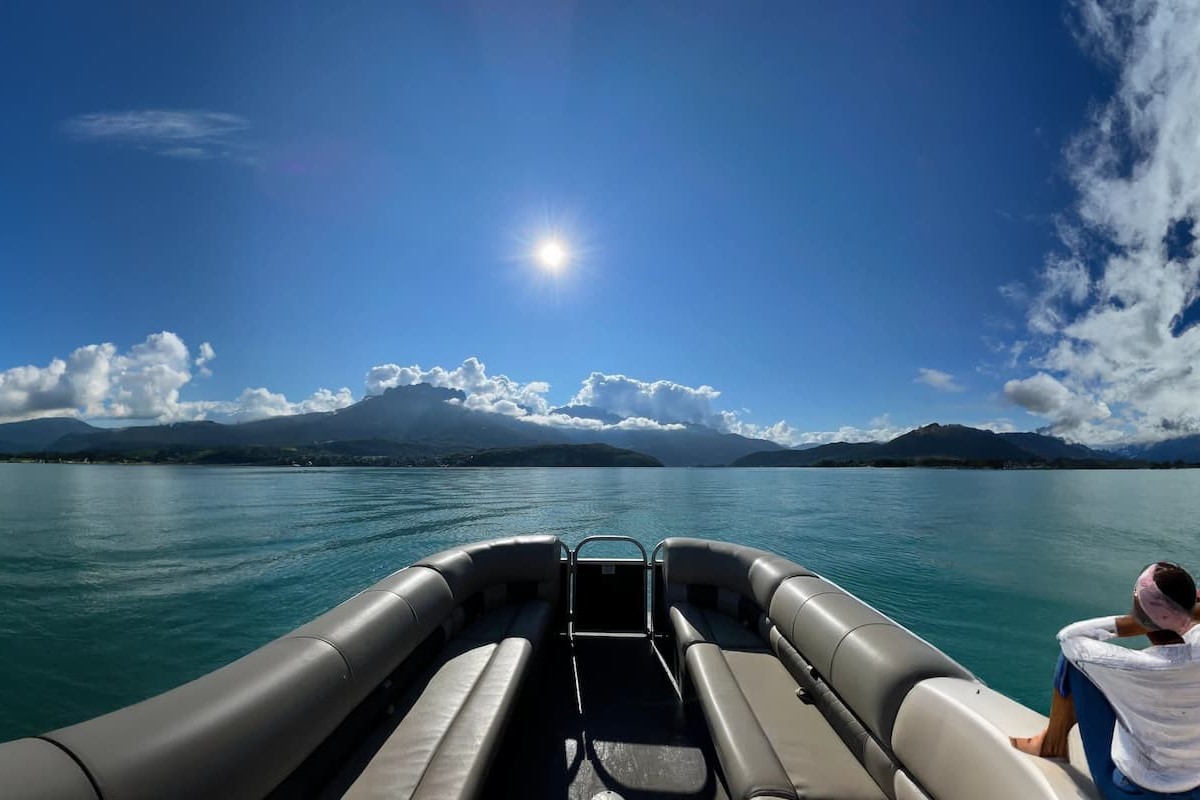 un ciel bleu avec quelques nuages au dessus du lac